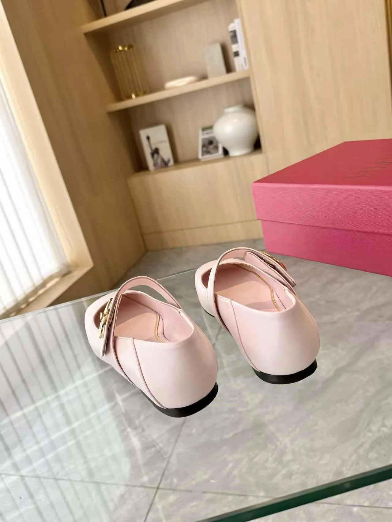 👟👟Ex-factory price 440👟👟 Genuine leather sole +40 Top version 𝑉𝐴𝐿𝐸𝑁𝑇𝐼𝑁𝑂 Valentino new autumn women's flat shoes, fashionable and versatile, definitely worth buying★Absolutely high-grade❥Original method Absolutely sensual❥Elegant style Create a different feeling, simple and elegant style!  Code number: 35-41 (34-42 customized, non-refundable) Fabric: Imported sheepskin Inner feet: Inner sheepskin Leather outsole Rubber outsole